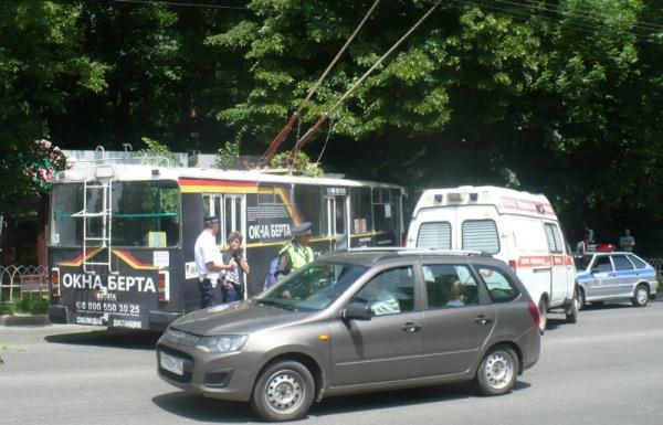 Троллейбус на полном ходу протаранил дерево в Ставрополе